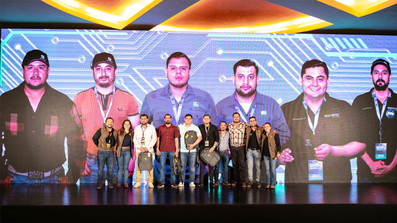 Foto de la semifinal del Mastertec, con los participantes juntos.