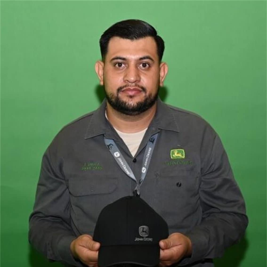 Fabian Arreola vistiendo una gorra negra y una camisa gris.