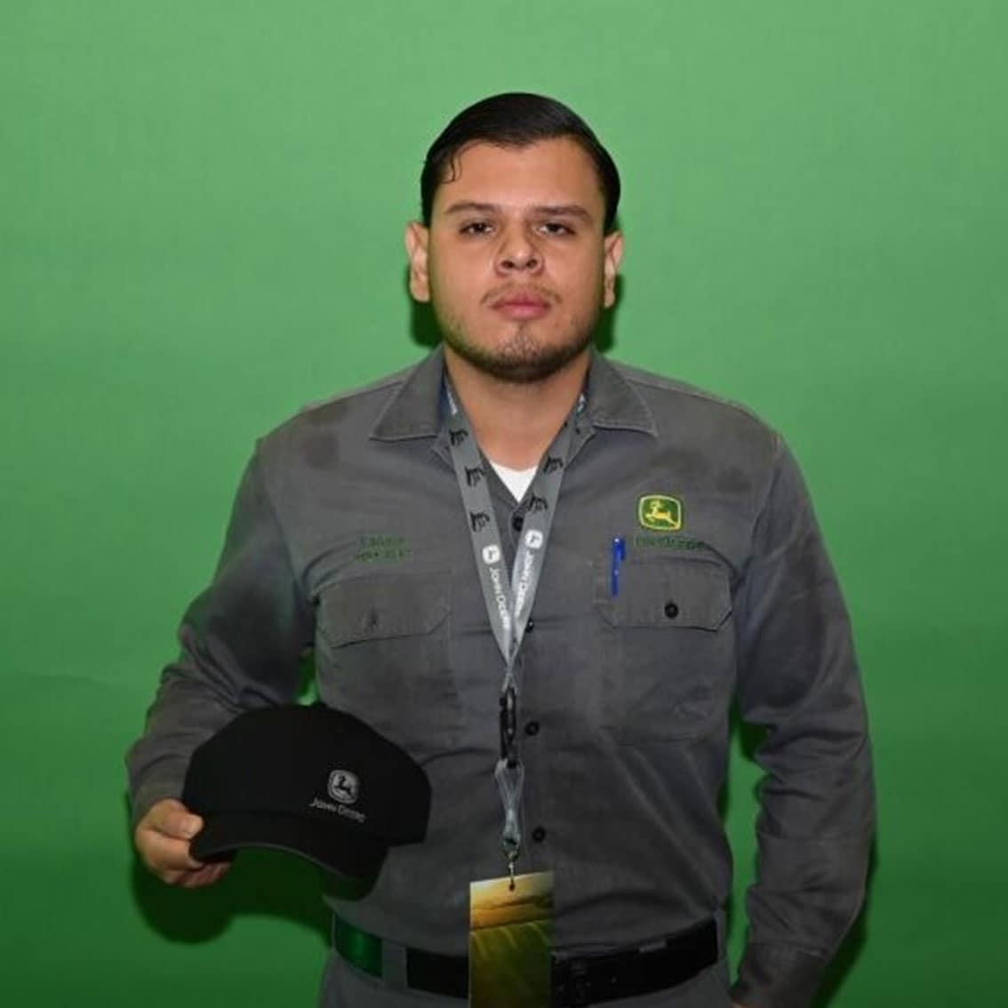 Juan Vitela vistiendo una gorra negra y una camisa gris.