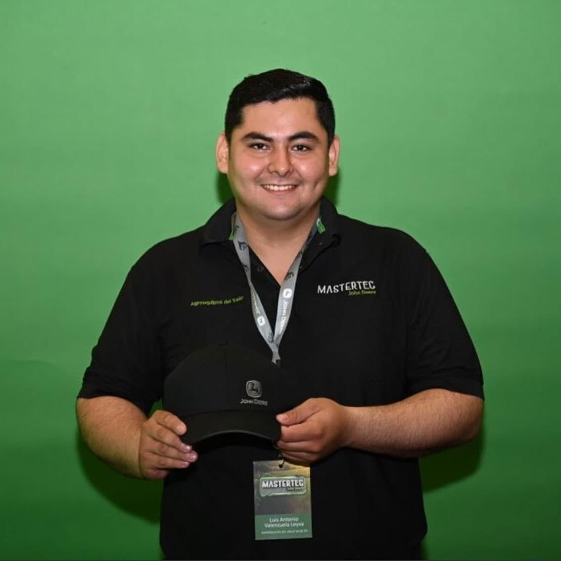 Luis Valenzuela vistiendo una gorra negra y una camisa negra.