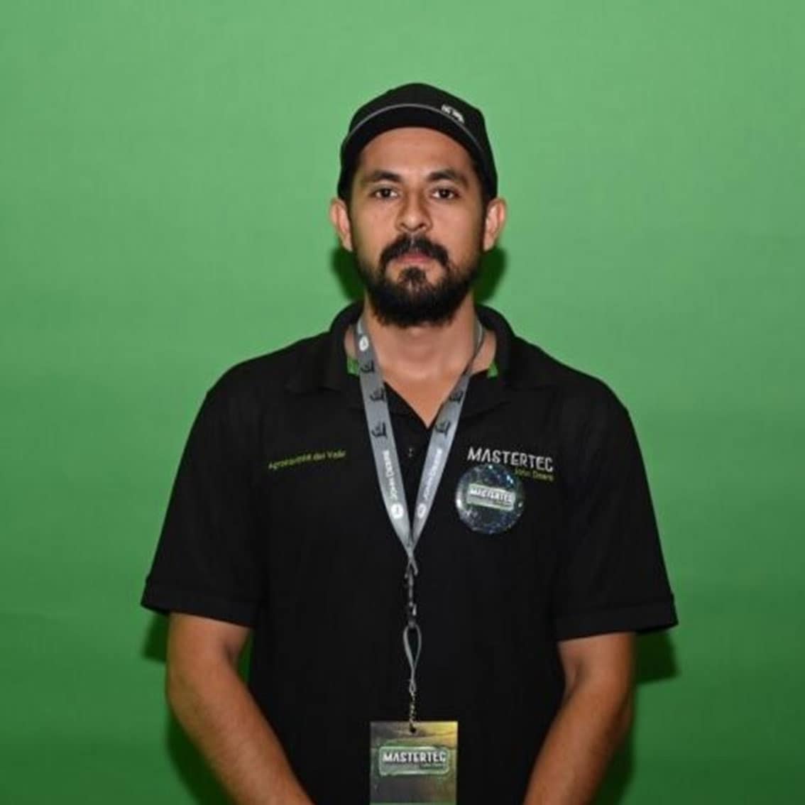  Martin Chavez vistiendo una gorra negra y una camisa negra.