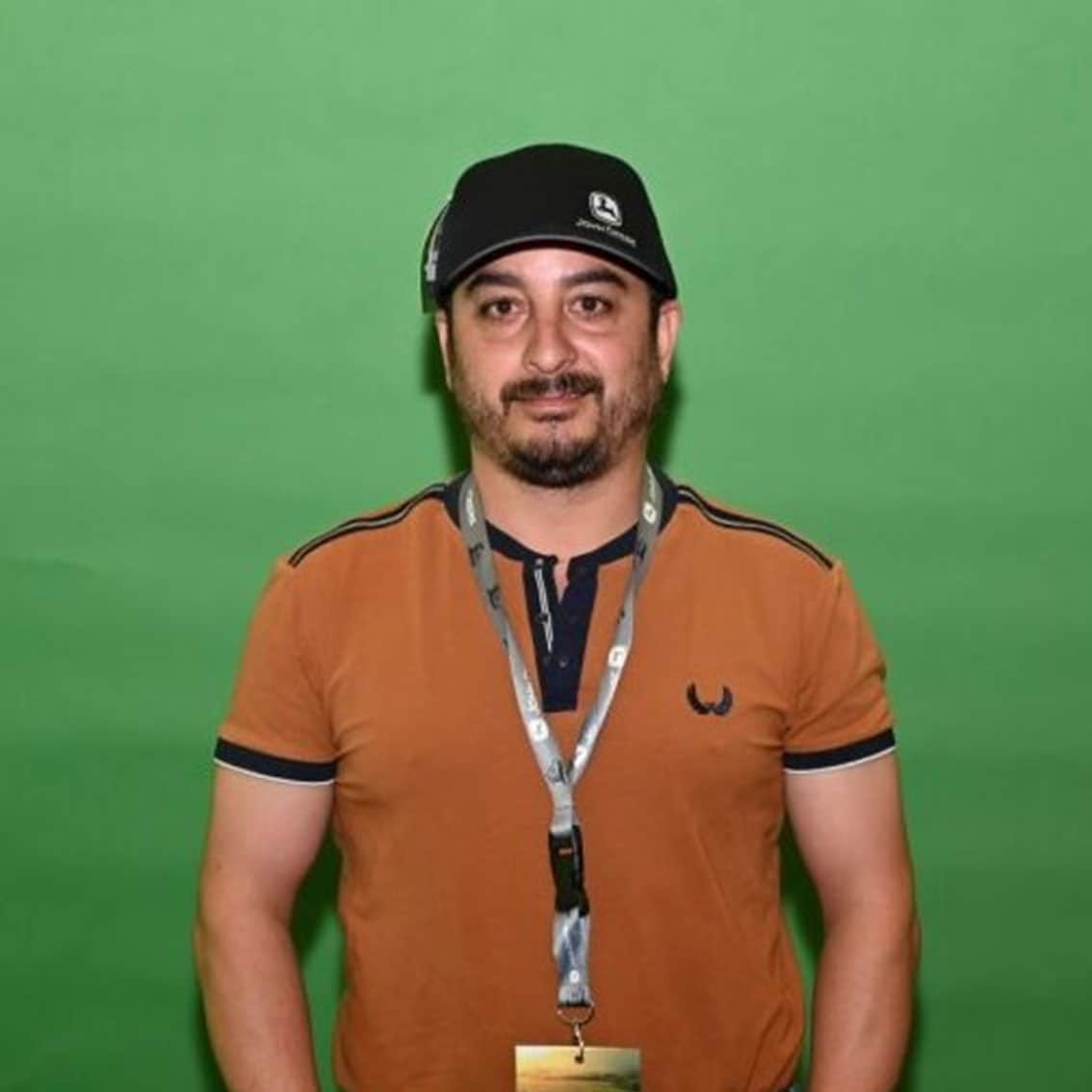 Nestor Ordonez vistiendo una gorra negra y una camisa naranja.