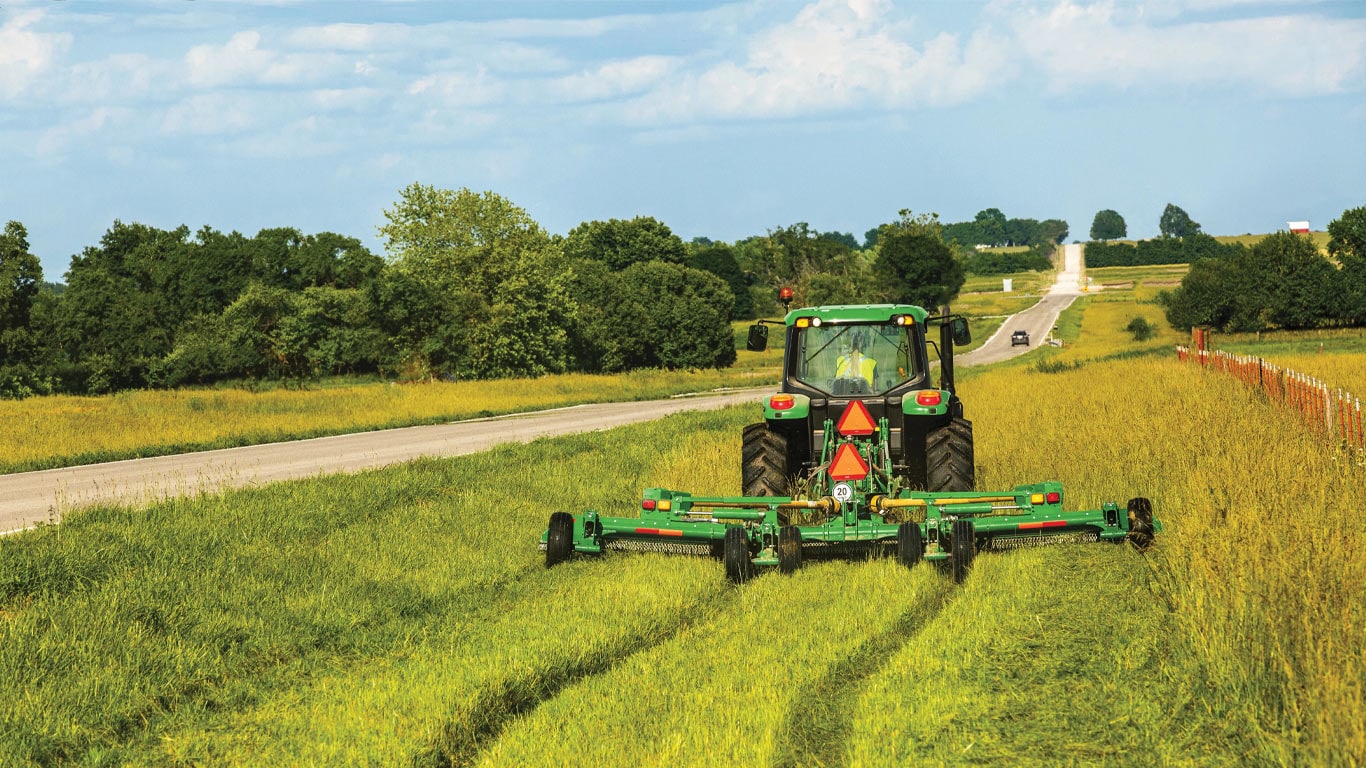Tractor John Deere trabajando en el campo