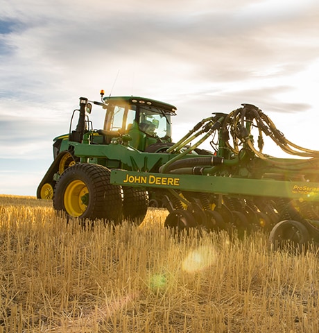 El tractor y la pulverizadora en el campo.