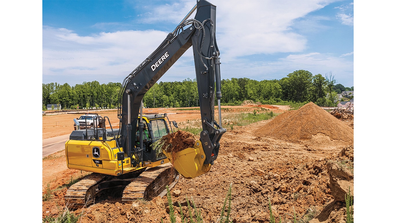Una Excavadora 130P-Tier mueve tierra en un lugar de trabajo.