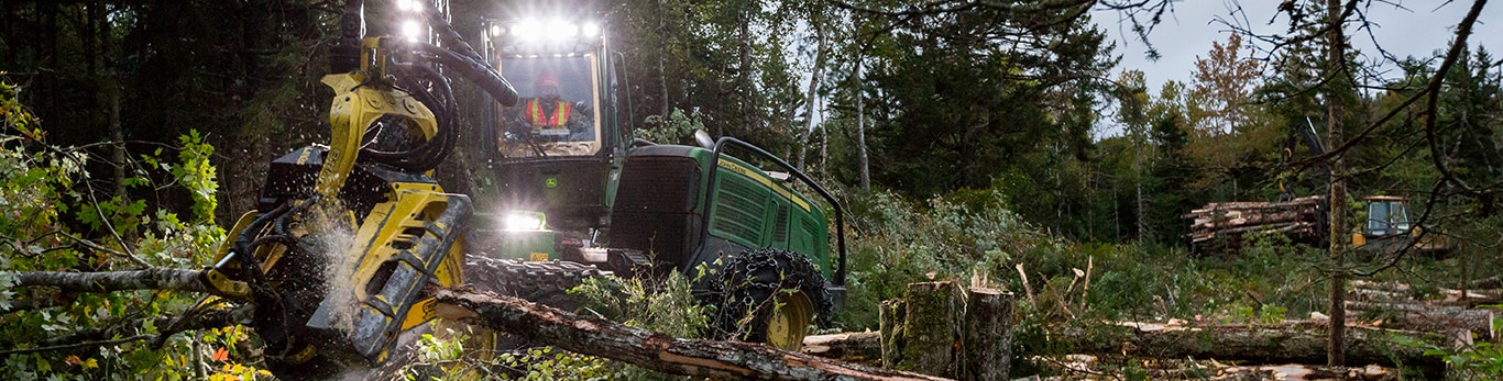 Cabezal de Cosecha H415 en la Cosechadora 1270E en el bosque