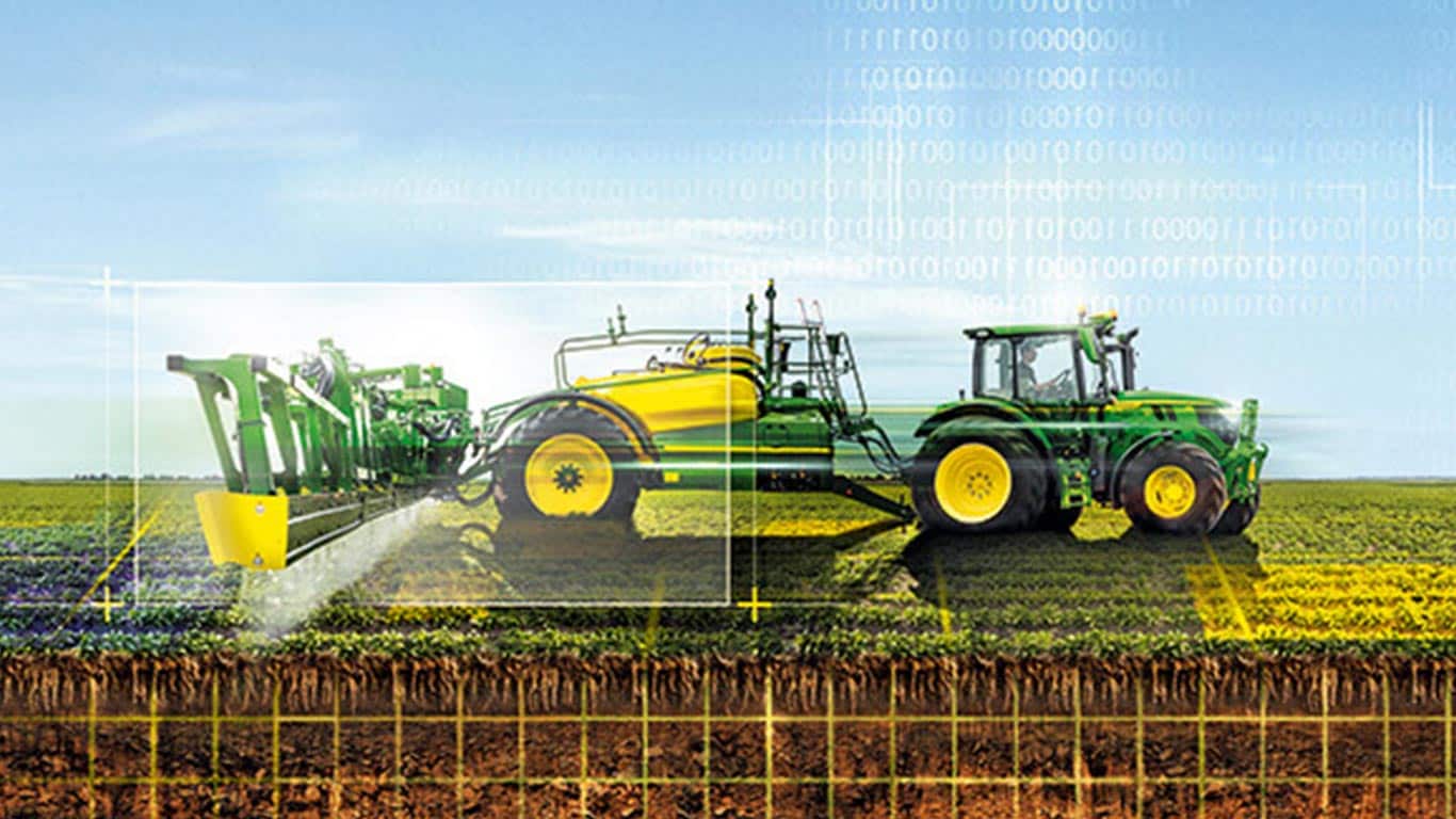 Tractor verde y amarillo rociando cultivos en un campo con elementos de superposición digital