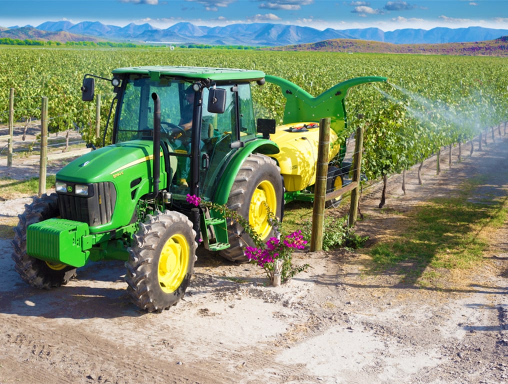 Aspersora M115 en el campo con tractor John Deere.