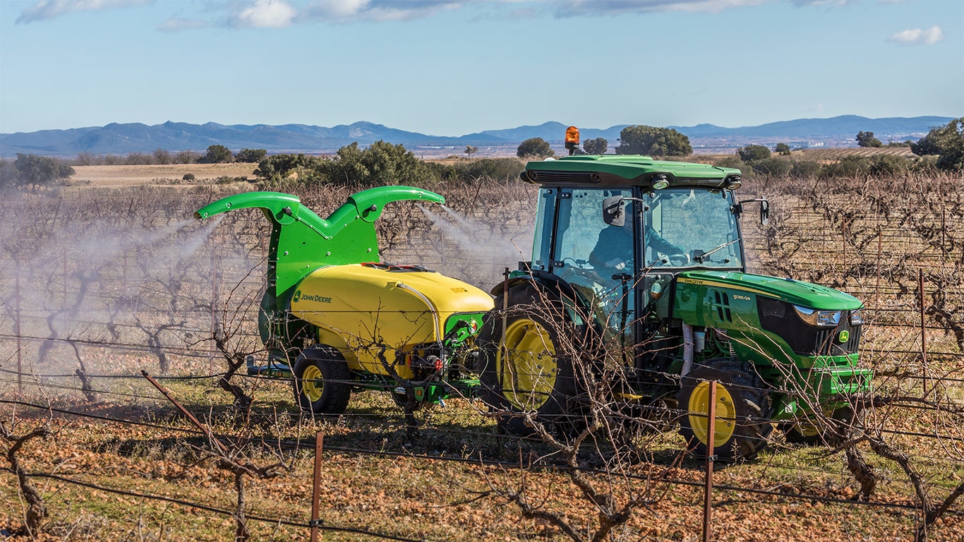 Aspersora M110 en el campo con tractor John Deere.