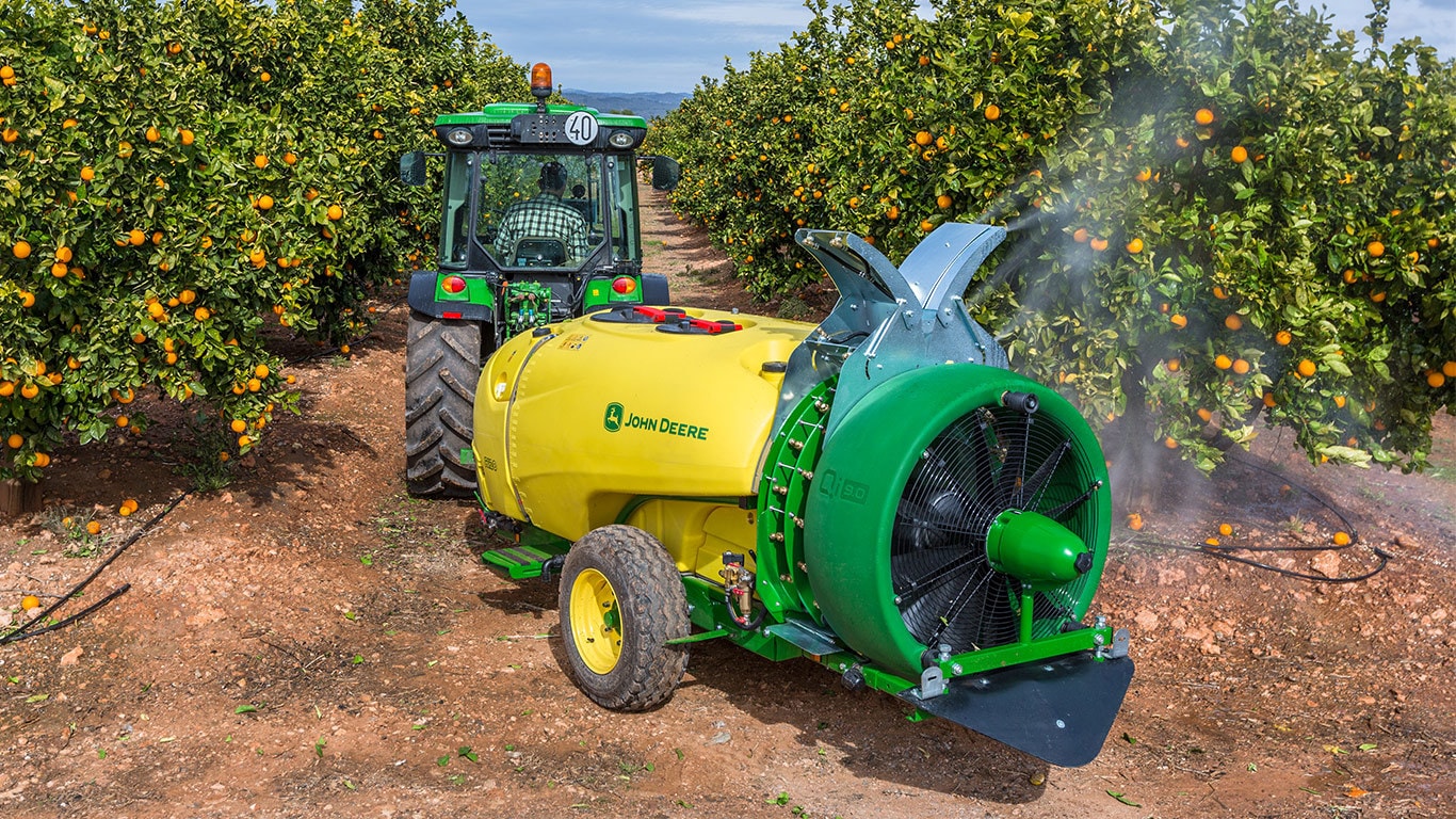 Aspersora R100 con tractor John Deere.