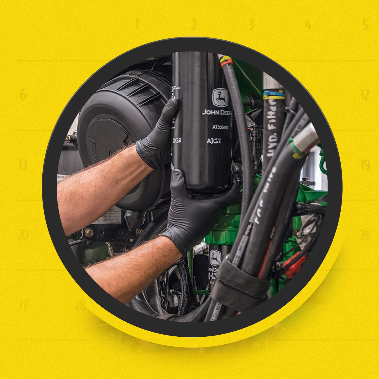 Manos trabajando en una máquina sobre un fondo amarillo