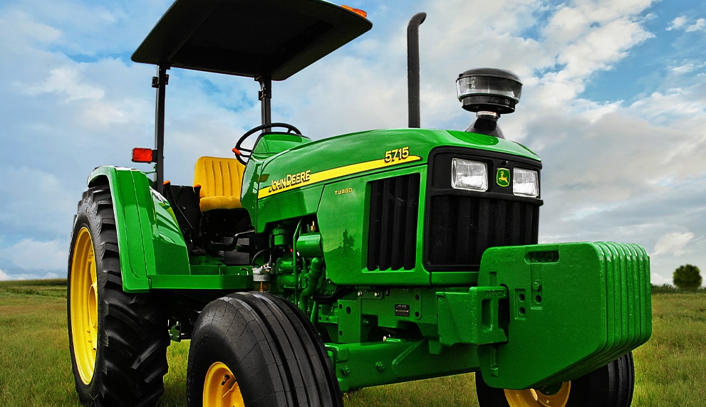 Tractor John Deere en el campo