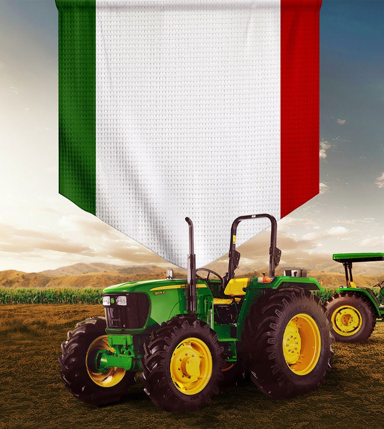 Tractor John Deere con bandera Mexicana de fondo