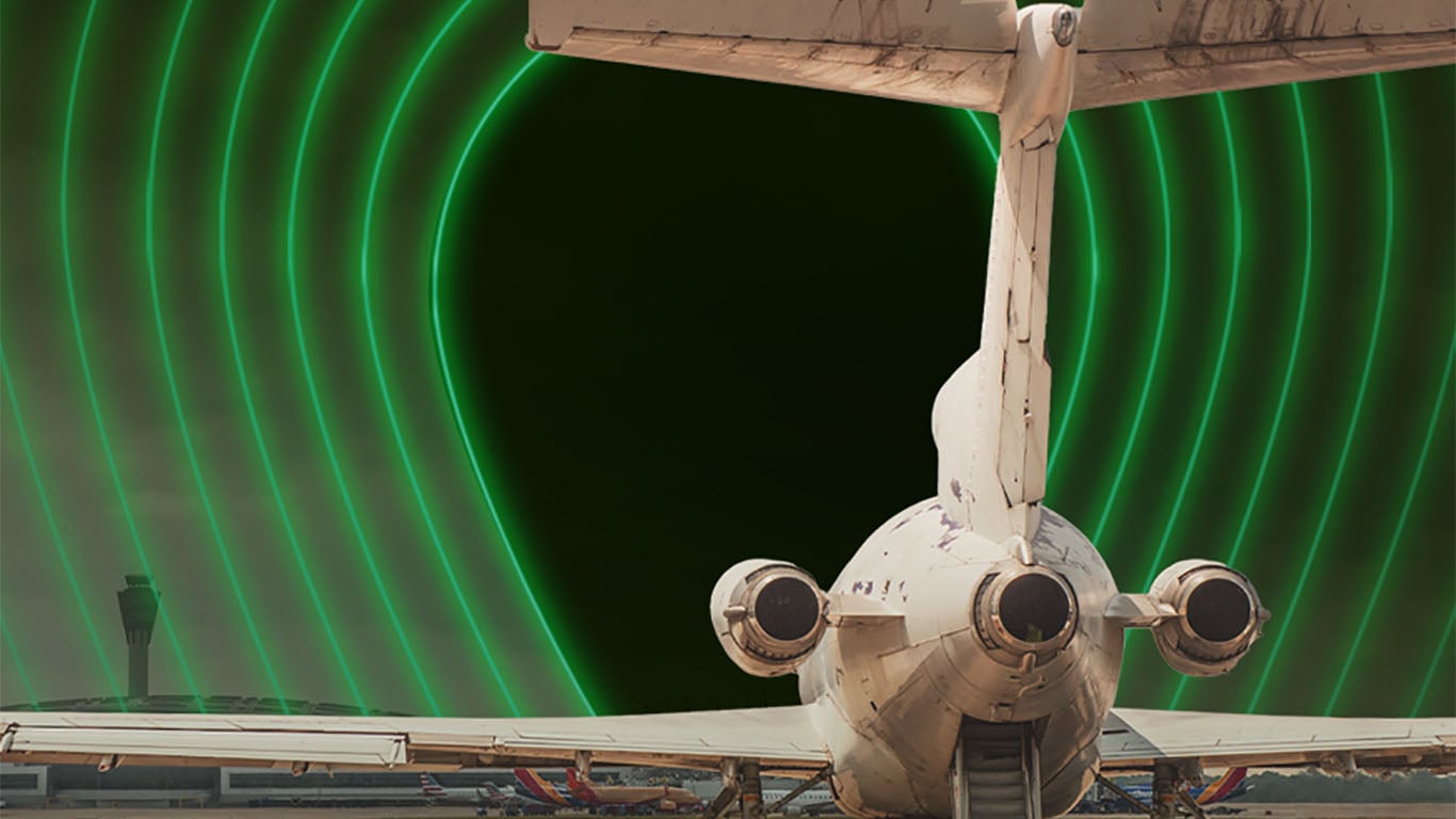 Vista desde detrás de un avión en una pista, en el fondo líneas verdes en forma de icono de ubicación
