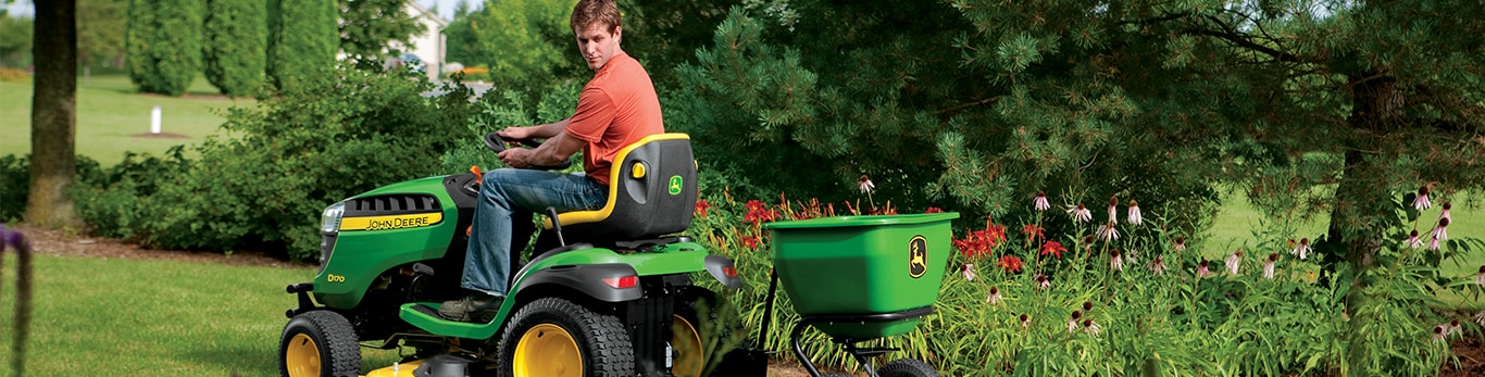 Mujer manejando tractor de jardín