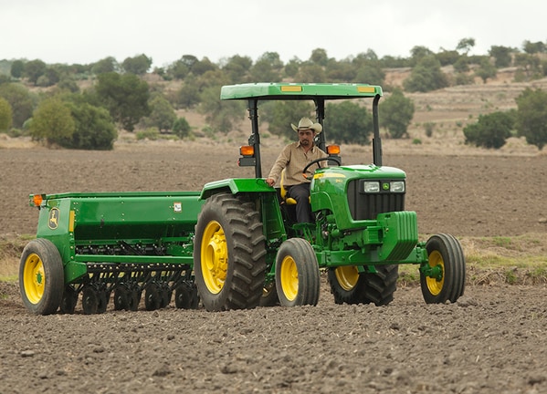 Sembradoras BD11 con tractor John Deere.