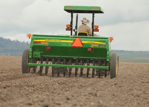 Vista trasera Sembradora BD11 con tractor John Deere.