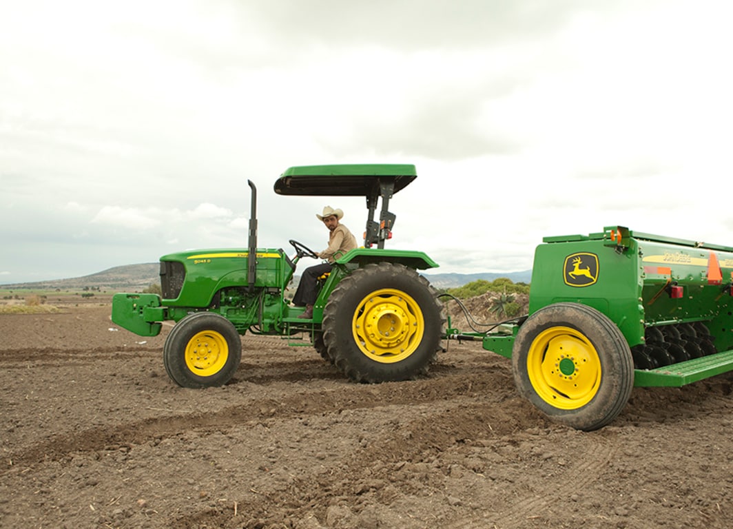 Sembradora BD11 con tractor John Deere.