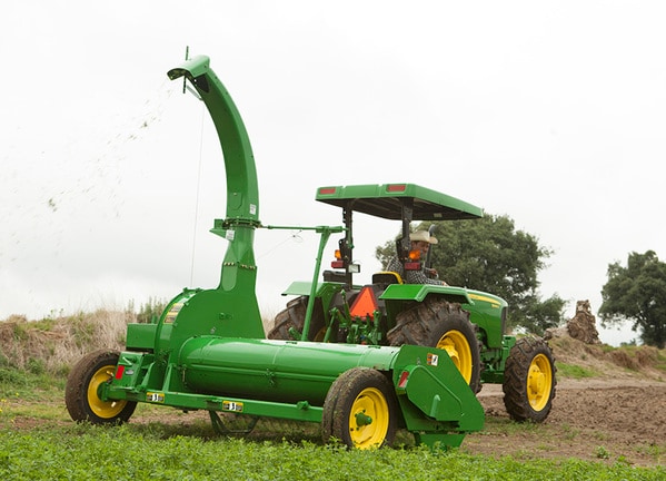 Picadora de forraje 972 con tractor John Deere.