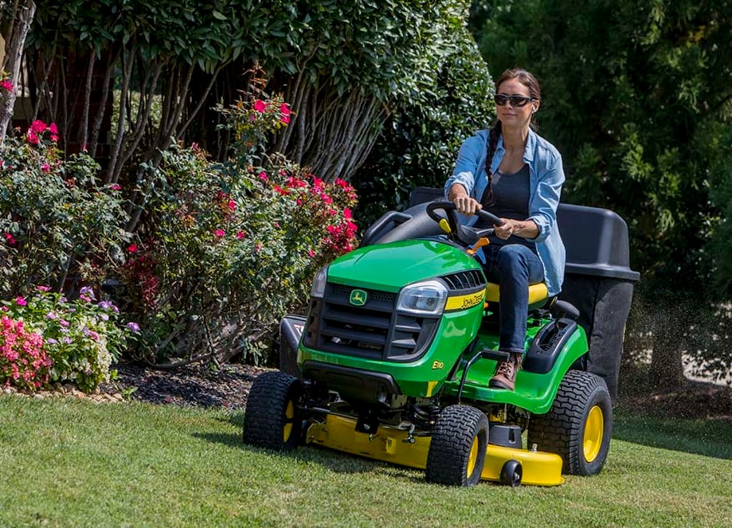 Tractor de Jardín E110 en el campo.