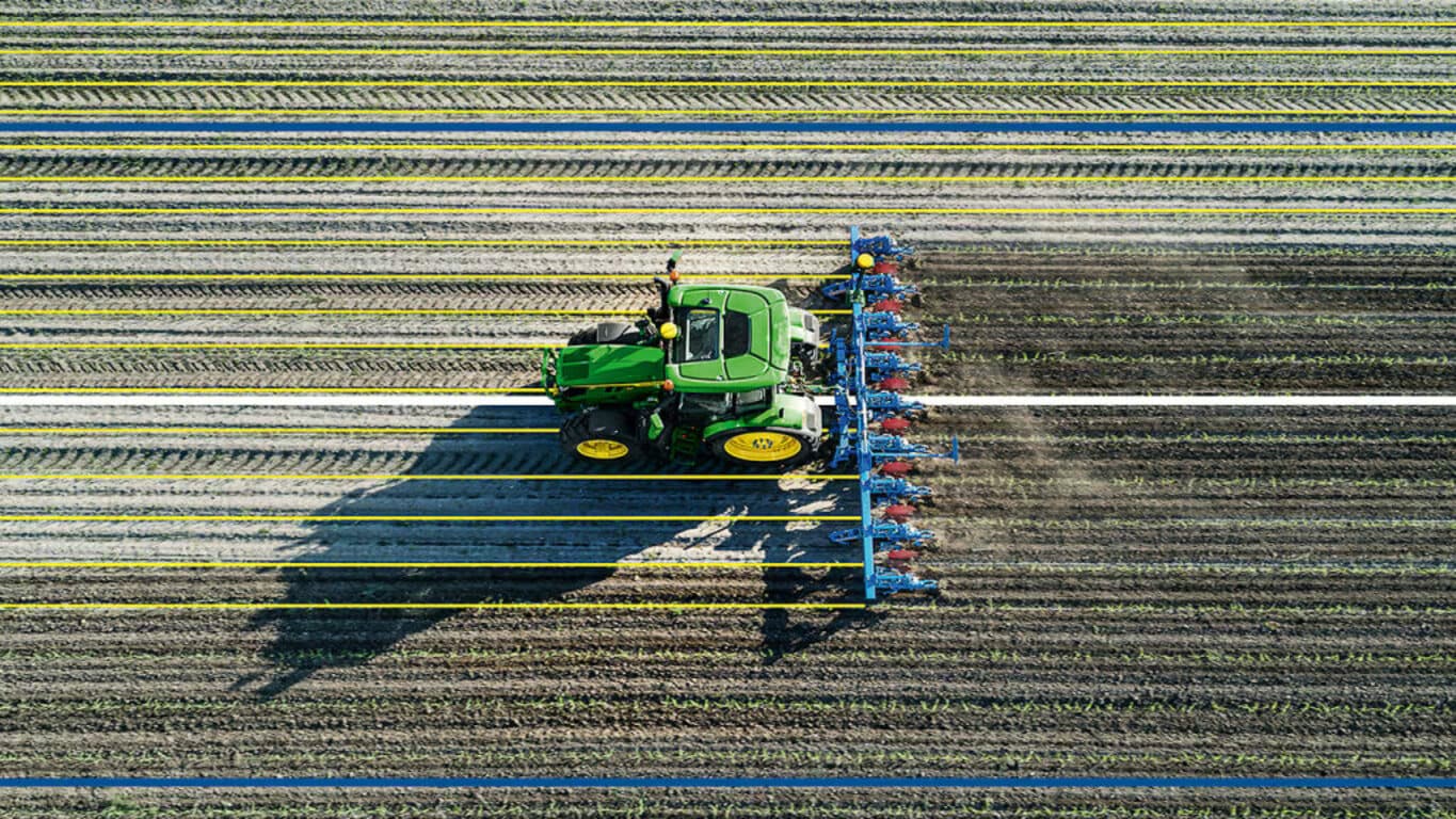 Tractor John Deere trabajando en el campo, vista desde arriba