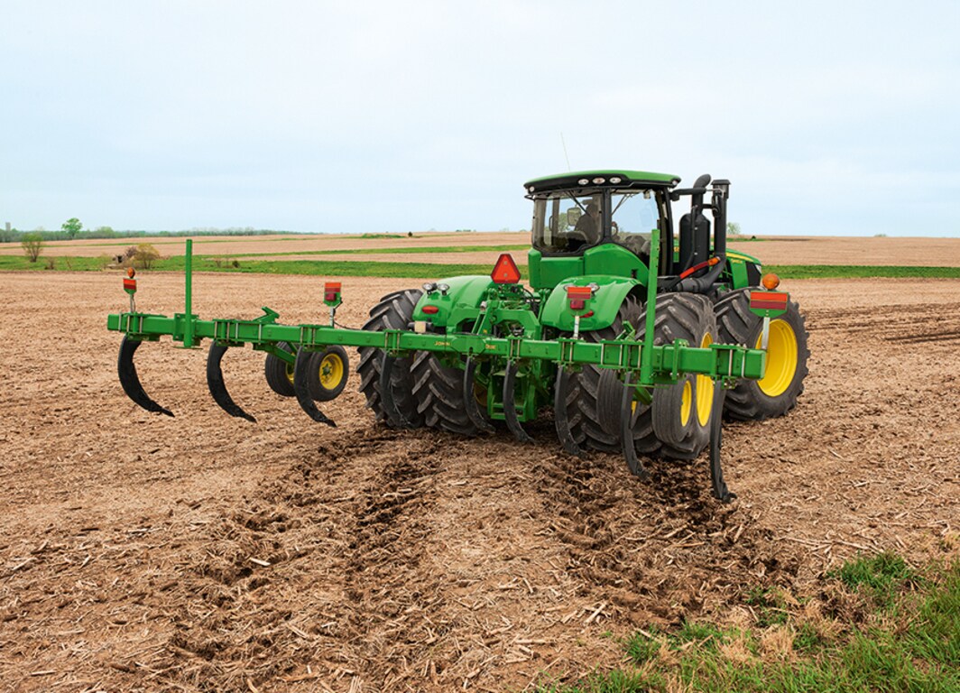 Roturador 915 en el campo con tractor John Deere.