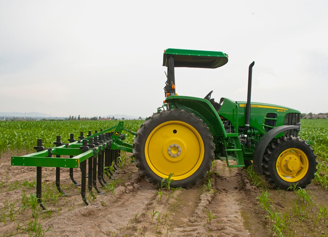 Vista lateral del tractor con Cultivador 812.
