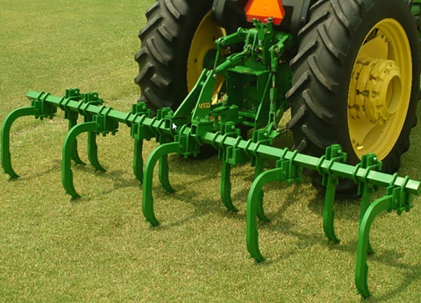 Cultivador MX 10 con tractor John Deere.