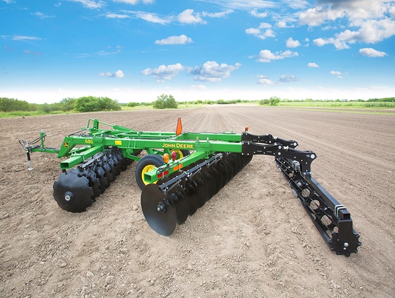 Rastra 680 con tractor John Deere.