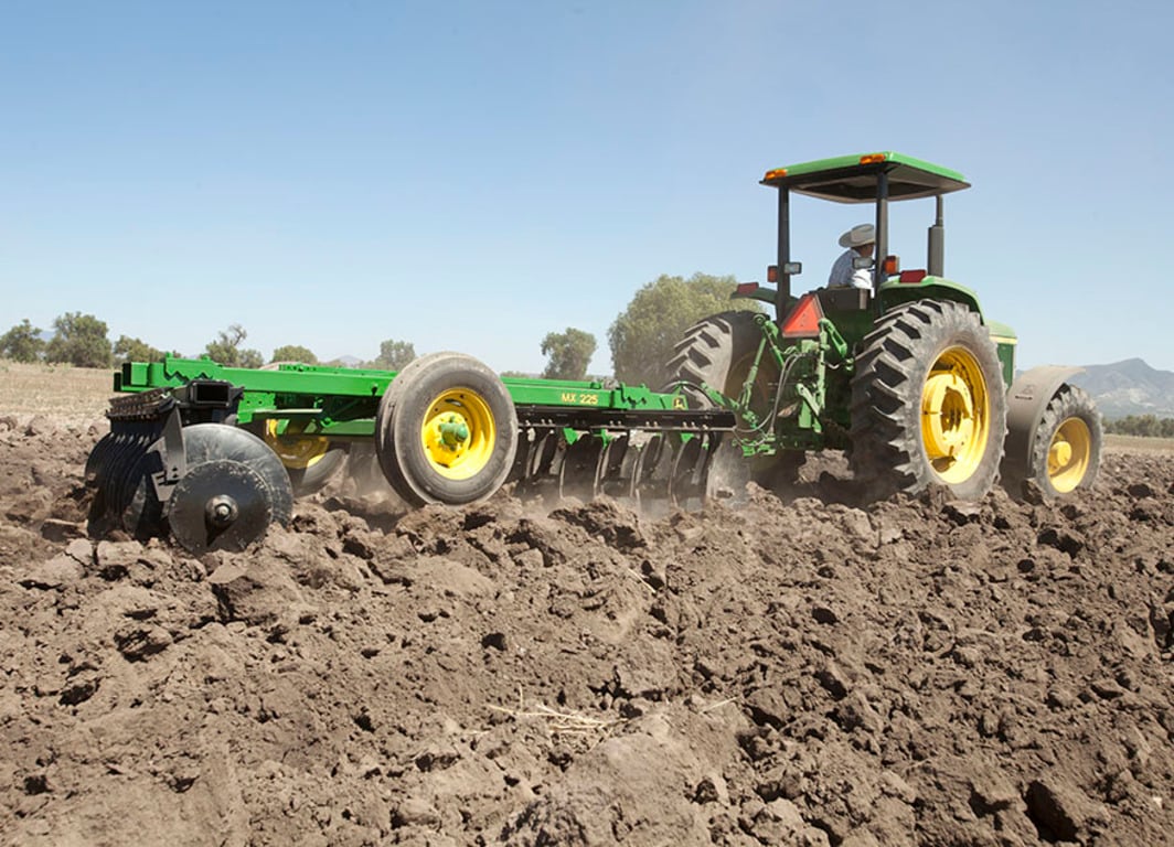 Rastra MX225 con tractor John Deere.