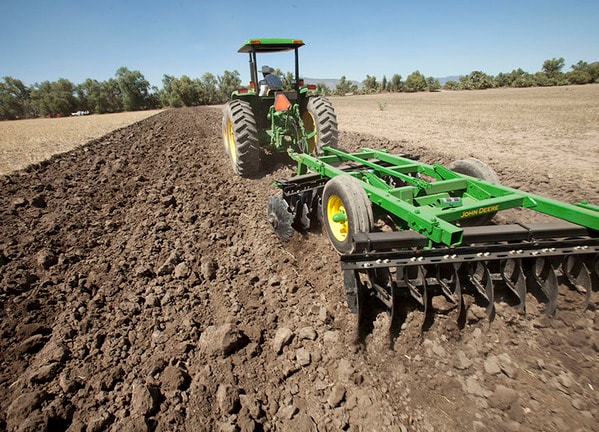 Rastra MX225 en el campo.