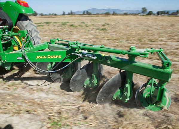 Arado de Disco 645 en el campo.