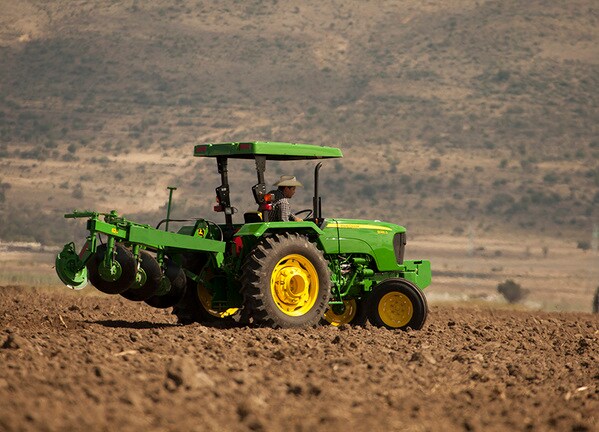 Arado de Disco 624 con tractor John Deere.