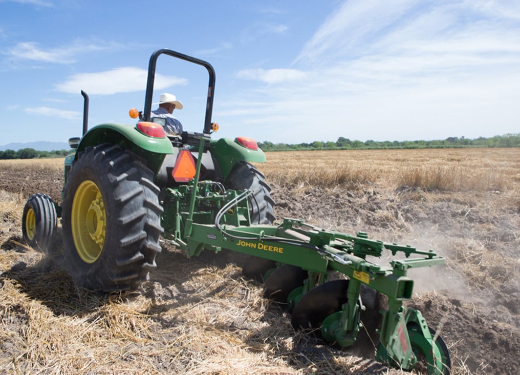 Arado de Disco 635 con tractor John Deere.