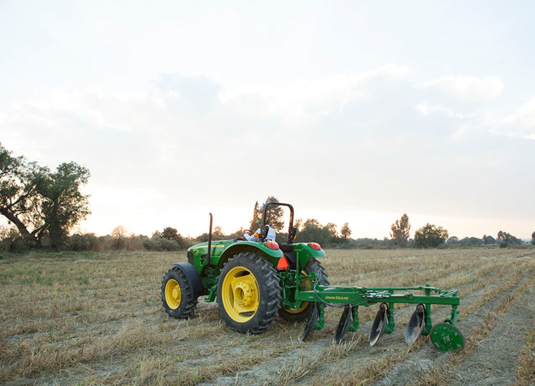 Arado de Disco 645 con tractor John Deere.