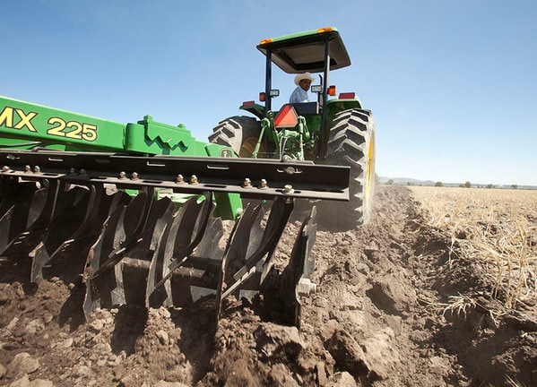 Rastra MX225 en el campo.