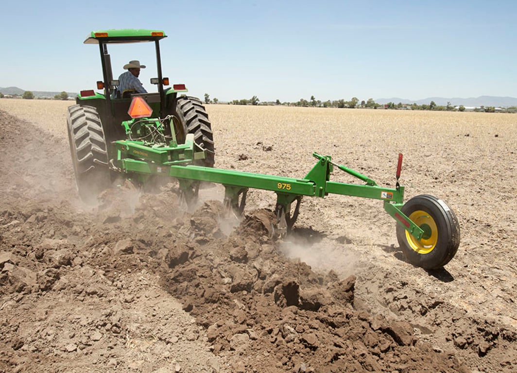 Arado de vertedera 975 en el campo.