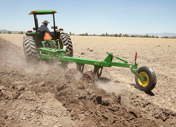 Arado de vertedera 975 en el campo.