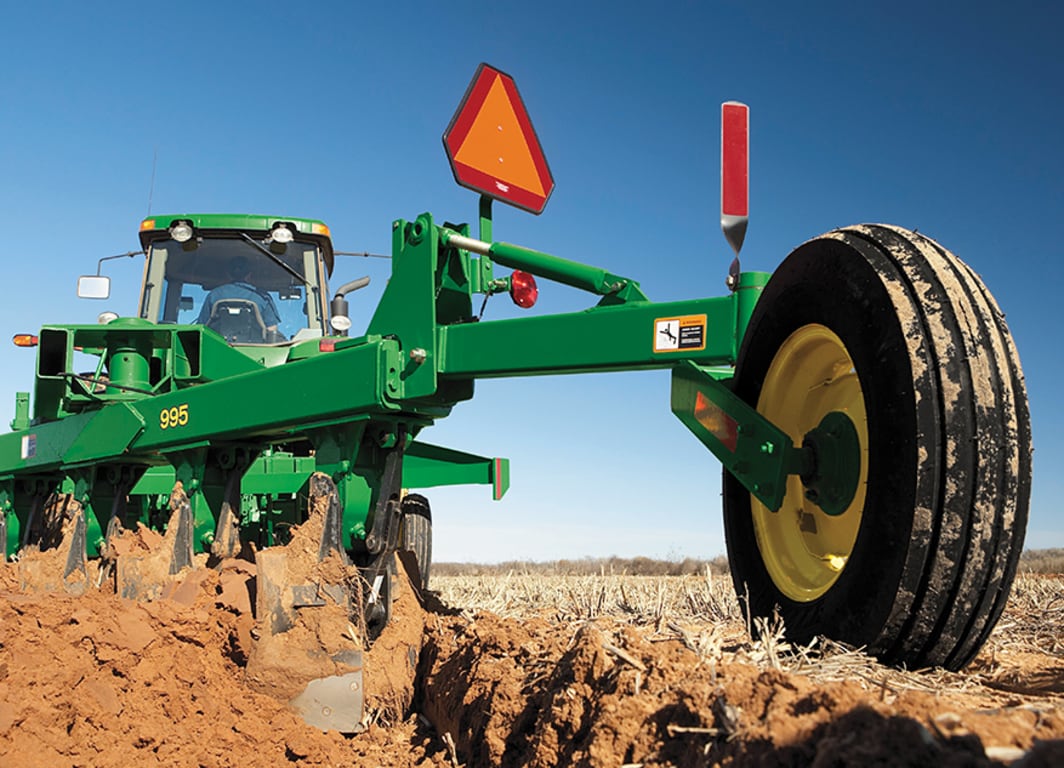 Tractor John Deere con Arado de vertederas 995.