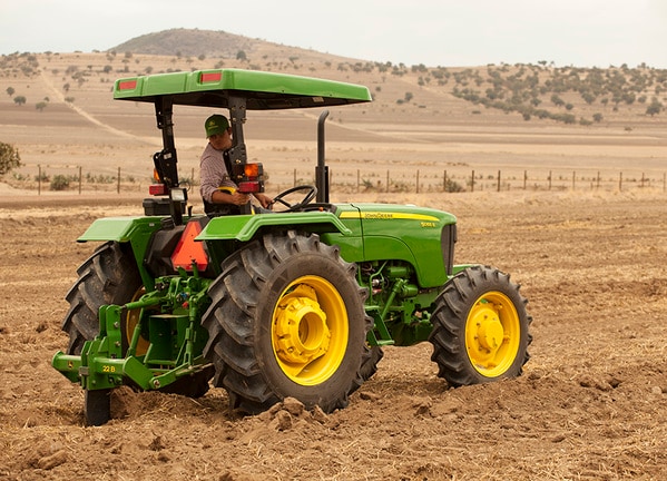 Tractor John Deere con Roturador 22B.