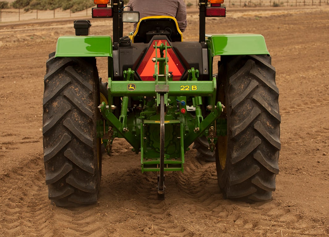 Vista trasera del tractor con Roturador 22B.