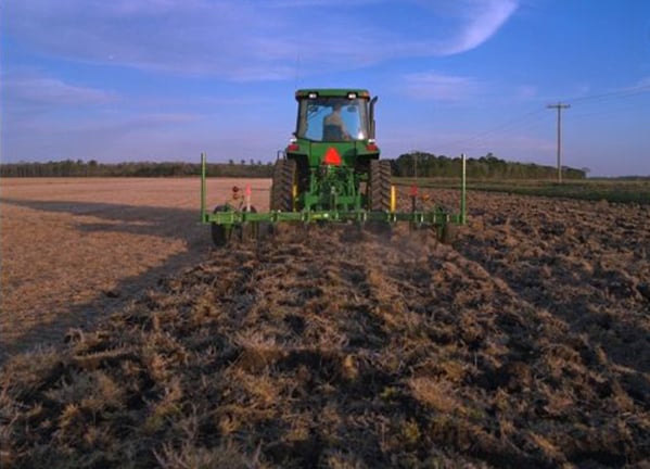 Roturador 915 en el campo con tractor John Deere.