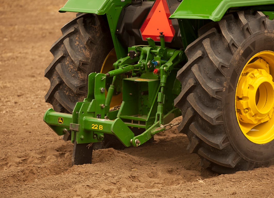 Roturador 22B con tractor John Deere.