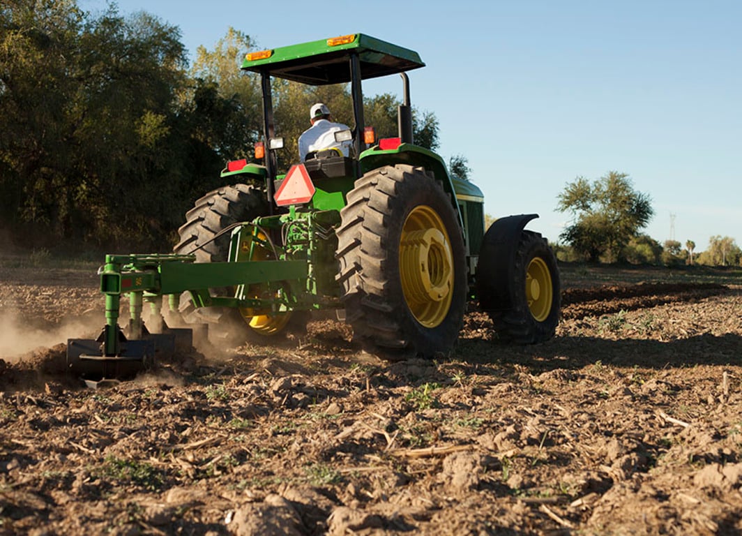 Arado de vertedera 945 con Tractor John Deere.