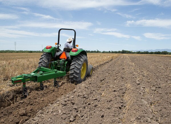 Arado de vertedera 945 en el campo.