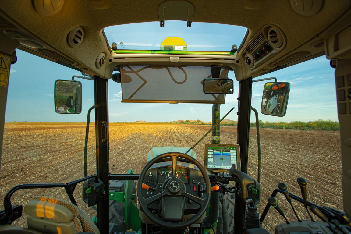 Imagen de tractor 6140E tomada desde el asiento del conductor viendo hacia el frente