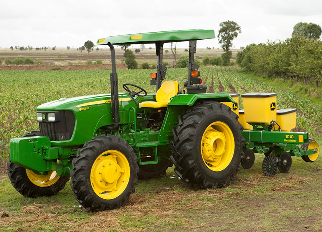 Tractor 5055E con la Sembradora.