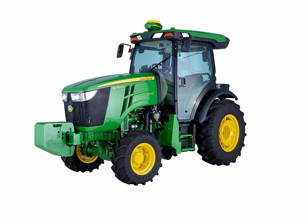Tractora 5076EN verde con cabina cerrada y llantas amarillas, mostrado en ángulo frontal lateral izquierdo