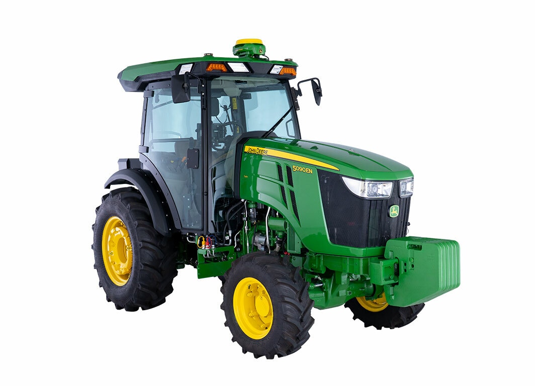 Tractor 5090EN verde con cabina cerrada y llantas amarillas, mostrado en ángulo frontal lateral derecho