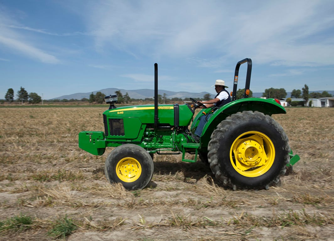 Tractor 5415 en el campo.